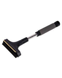 Isskrape med metallblad og langt håndtak