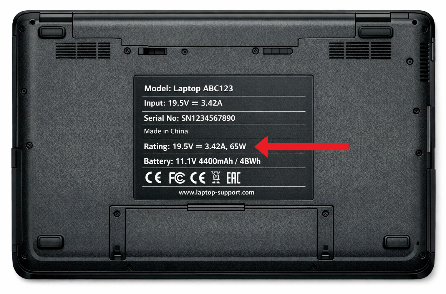 Underside av laptop med merkeplate som viser strømspesifikasjoner – rød pil peker på OUTPUT-verdien